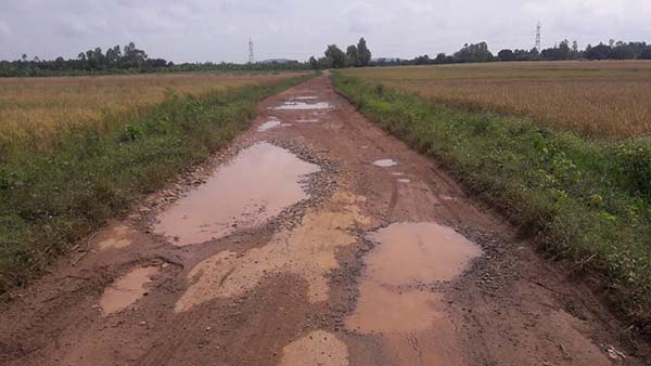 ಮುಂಡಗೋಡ: ಹೊಂಡಮಯ ರಸ್ತೆ; ದುರಸ್ತಿಗೆ ಗ್ರಾಮಸ್ಥರ ಒತ್ತಾಯ